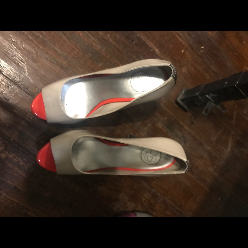 Authentic Pre owned Jessica Simpson shoes size 7
